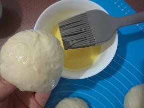 揉圆，刷蛋液。
