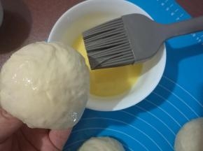 揉圆，刷蛋液。