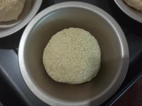 放入汉堡模具内（没有模具直接放烤盘上）。