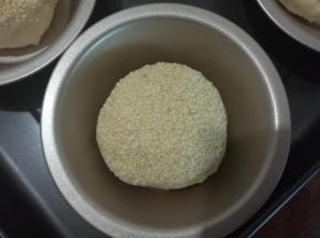 放入汉堡模具内（没有模具直接放烤盘上）。