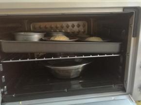 全部做好后，放进烤箱，底下放一碗热水，有助面团发酵。