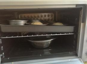 全部做好后，放进烤箱，底下放一碗热水，有助面团发酵。