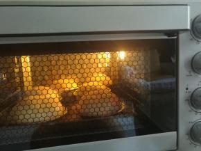 烤箱上下火180度预热15分钟。汉堡坯放入烤箱，上下火180度烘烤18分钟即可。