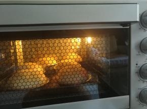 烤箱上下火180度预热15分钟。汉堡坯放入烤箱，上下火180度烘烤18分钟即可。
