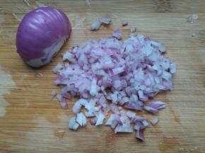 接下来制作牛肉饼。洋葱切碎。