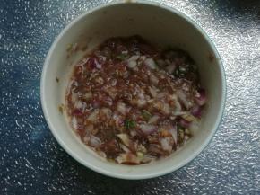 肉馅内加入盐、生抽、老抽、蚝油顺一个方向搅拌上劲。