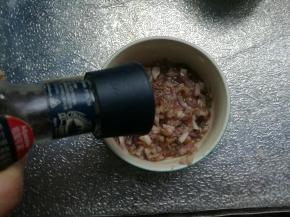 加入黑胡椒碎。