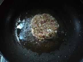 炒锅烧热放油，牛肉馅放进锅里，用勺子整理成圆饼状，煎熟。