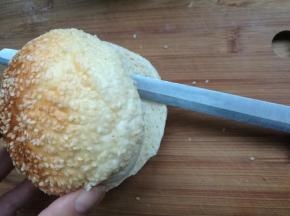 汉堡坯从中间切开。