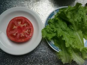 西红柿洗净切圆片，生菜洗净控干水分。