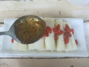 蒸好的山药沥干水分，放进盘里，撒上枸杞子。蜂蜜汁均匀的淋在蒸好的山药上。