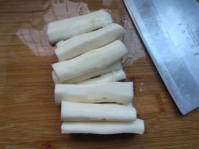 山药洗净，去皮，切成小段，长短随意。