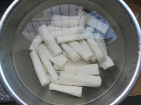 准备一盆水，放进一勺白醋，把山药放进去。