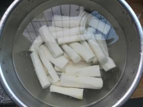 准备一盆水，放进一勺白醋，把山药放进去。