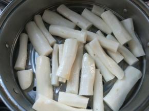 锅内放水坐火上烧开，山药放进去蒸熟。大概15分钟，用筷子能轻松扎透即可。