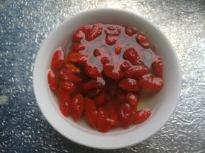 枸杞子温水泡软。