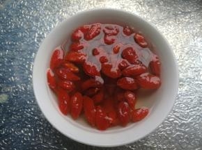 枸杞子温水泡软。