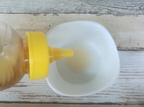 准备一个小碗，放1勺蜂蜜。