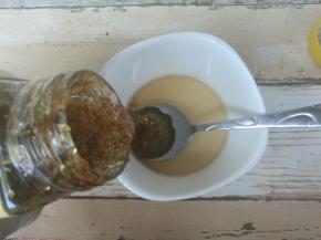 再放入一勺糖桂花，搅拌均匀。