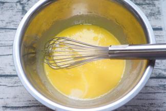 蛋黄中加入牛奶和玉米油，用蛋抽乳化均匀