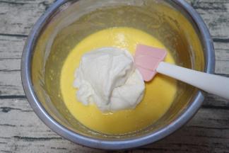 蛋白霜分三次加入蛋黄糊中用刮刀翻拌均匀