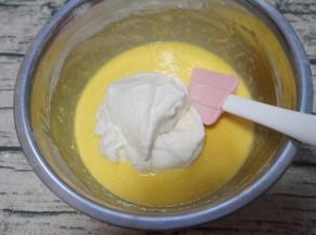 蛋白霜分三次加入蛋黄糊中用刮刀翻拌均匀
