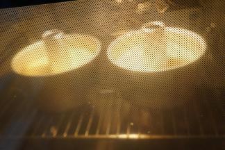 放入到预热好180度的烤箱中烘烤30分钟