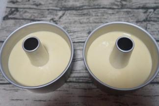 倒入模具中，震出大气泡