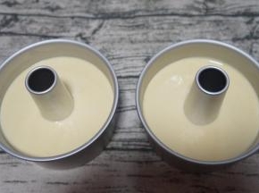 倒入模具中，震出大气泡