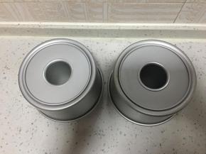 出炉后震一下，将热气震出。倒扣放凉