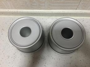 出炉后震一下，将热气震出。倒扣放凉