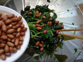 撒上炸熟的花生米，拌匀，完成。