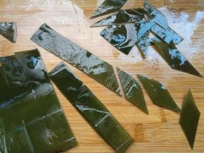 海带先切成长条，再切成象眼块。