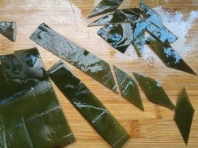 海带先切成长条，再切成象眼块。