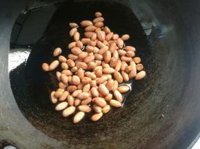 锅内放油，不等油热放入花生米。