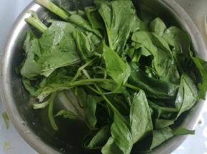 菠菜择洗干净，放进盐水中浸泡10分钟。