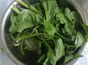 菠菜择洗干净，放进盐水中浸泡10分钟。
