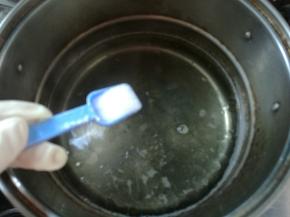 锅内坐水烧开，放入1勺盐，1勺食用油。