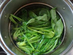 洗净控干水的菠菜放进去，焯烫1分钟捞出。