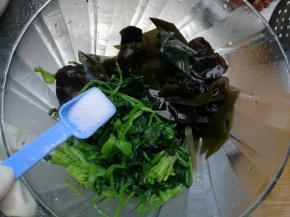 菠菜挤干水分，切成小段。放碗中放入木耳、海带。调入盐、米醋、生抽搅拌均匀。