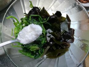 再放入2勺糖拌匀。