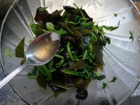 趁热浇在菠菜上。