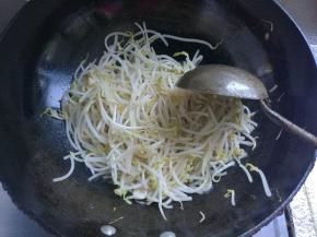 3——5分钟即可，时间太长豆芽变软不脆了。