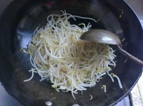 3——5分钟即可，时间太长豆芽变软不脆了。