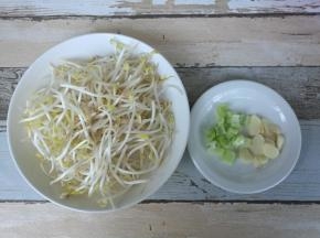 准备好材料，葱切碎，蒜切片。