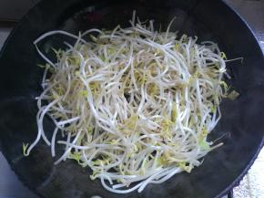 放入绿豆芽翻炒几下。
