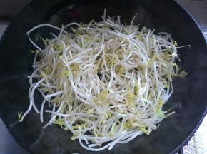 放入绿豆芽翻炒几下。