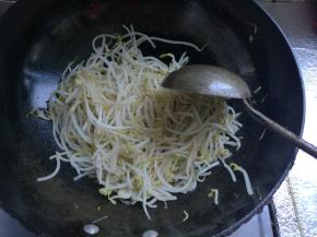 翻炒均匀，至熟。