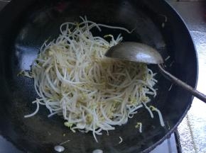 翻炒均匀，至熟。