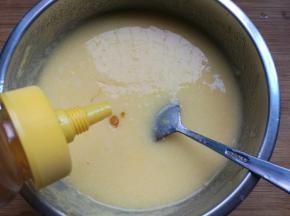 做好后倒出来,；凉至温热时，根据自己口味放入适量蜂蜜。